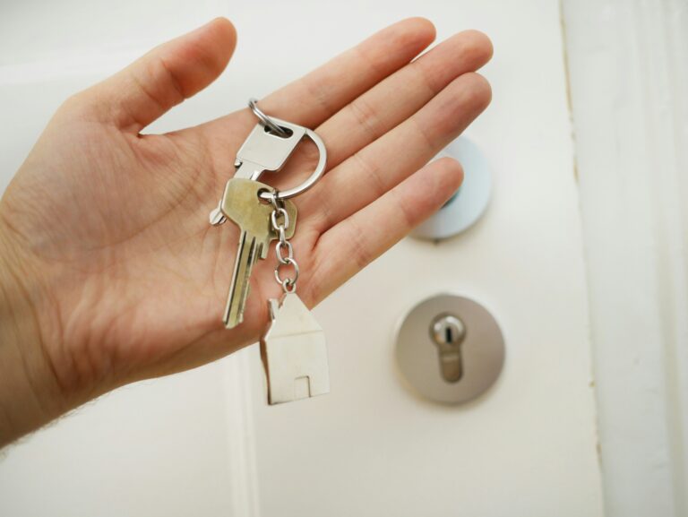 Listing Agreements in Ontario: Services, Fees, Term, and Key Questions